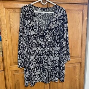 Lane Bryant black/white pleat front top size 26/28